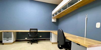 Oficina en arriendo en centro comercial ubicado sobre vía princiapal, con conexion a rutas de transporte público, cerca a almacenes de cadena, restaurantes y gran variedad de servicios complementarios del sector.  Cuenta con piso en madera, 1 espacio, baños, cocineta, cableado de red, aire acondicionado central, y parqueaderos cubiertos. El conjunto cuenta con ascensor, auditorio, baños comunales, bahía de parqueo, parking de visitantes con costo, planta eléctrica, vigilancia y portería 24 horas.Inmuebles sujetos a verificación de disponibilidad