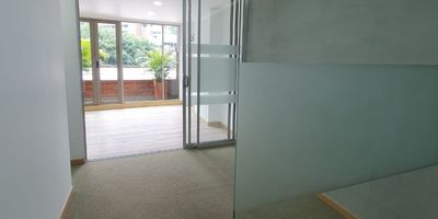 Oficina en arriendo en edifico empresarial ubicado cerca a via principal, centros comerciales, fácil acceso a transporte publico, supermercados y múltiples servicios complementarios de la zona. Cuenta con piso en tapete y madera, 2 espacios, baño privado, cocineta, cableado de red, techo cielo raso, aire acondicionado central y parqueadero cubierto. El ediifcio cuenta con ascensor, bahia de parqueo, auditorio, baños comunales, parking visitantes sin costo, vigilancia 24 horas, citofonia, circuito cerrado de tv.Inmuebles sujetos a verificación de disponibilidad