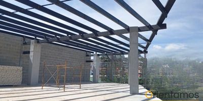 Local disponible para arriendo en Marinilla, cuenta con un area de 400 m2, zona de parqueaderos . ubicado en vía principal, comunica autopista Medellín - Bogotá, Rionegro y demás municipios aledaños. gran afluencia de peatones y vehículos.