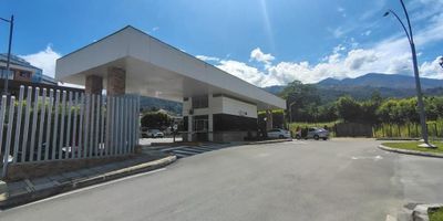 Cod.4058 bonito lote en el condominio TERRAZAS DE MENSULY - amplio esquinero - servicios de agua - luz - gas - vigilancia las 24 horas - full zona social - se recibe permuta - por apto u/o automóvil - La zona social del condominio se compone de: Acceso silla de ruedas, Zona verde , Gimnasio, Piscina, Baño Turco, Parqueadero de Visitantes, Jacuzzi, Juegos infantiles, Salón social, Área de juegos, BBQ, Shout de basura, Circuito cerrado de tv
