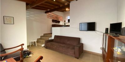 ¡Se arrienda apartamento amoblado en sector residencial y tranquilo!

Disfruta de la comodidad y practicidad de vivir en un apartamento completamente amoblado, ubicado en una zona residencial tranquila, ideal para descansar y sentirse como en casa desde el primer día.

El inmueble cuenta con excelente iluminación natural, alcobas amplias y confortables, y una distribución pensada para el bienestar. Equipado con todo lo necesario: sala, comedor, camas, electrodomésticos, cocina dotada y más.

Ubicado en una zona estratégica con excelente acceso a transporte público, cerca de supermercados, parques, zonas verdes y otros servicios.

¡Perfecto para quienes buscan mudarse sin preocupaciones y con todo listo para vivir!

Contáctanos para más información o para agendar tu visita.
