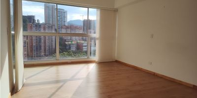 Codigo:  9104FR451  Se vende Apartamento en Sabaneta  (Ultimo Piso) con espectacular vista.cuenta  con tres  Habitaciones, la principal con BALCÓN, baño privado y vestier, las otras dos Habitaciones con baño compartido y Closet con escritorio. Sala Comedor con Balcón muy amplio donde se podria ubicar una sala de exterior. Zona de ropas y cocina nueva.El edificio cuenta con amplias zonas sociales como cancha de Squash, gimnasio, sala de niños, salon socail y Pisicna en el piso 24 con zonas humedas y zona de tepanyaki con vista panoramica.Ubicada cerca al Colegio Gimnasio Los Alcazares y al parque de Sabante, con facil acceso a rutas de transporte y supermercados cercanos.
