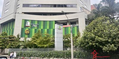 Local en arriendo en La Candelaria, Medellín, de 30 m2 aproximadamente, cuenta salón, puertas en vidrio y parqueadero.No dejes pasar esta oportunidad.En centro comercial cuenta con ascensor y parqueadero de visitantes Cercanías: Estación pabellón del agua epm, Colegio Militar, Mall la Placita, La Placita de Flores, Clínica Sagrado Corazón, Comfama san Ignacio. Para mayor información contáctame Nicolas Porras 3023258055