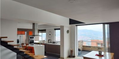  CODIGO: 9104FR464  Hermoso azpartamento con espectacular vista del sur del Valle de Aburra, Duplex de 168 mts, en el primer piso encontramos Cocina Amplia dotada con accesorios KitchenAid, cuarto del servicio con baño, zona de ropas, sala comedor con excelente espacio, balcon de 20mts y tres habitaciones, cada una cuenta con su propio baño y la principla con vestier amplio, ademas cuenta con baño social completo. En el segundo piso encontramos una sala amplia con baño completo que podria ser una cuarta habitacion y una terraza cubierta de 30 mts. Cuatro parqueaderos dos independientes y dos lineales, con deposito.La unidad cerrada cuenta con diversas zonas comunes con Piscina, cancha de futbol 5, zona de mascotas, salon social, sauna y gimnasio, buen parqueadero de visitantes.Ubicada sobre la loma, tiene facil acceso al transporte publico.
