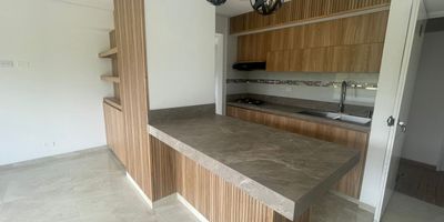 Apartamento disponible cerca a la autopista Medellin - Bogota, al Parque Principal de Marinilla y casco urbano, Restaurantes, farmacias, estaderos, cerca ademas al Aeropuerto Internacional Jose Maria Cordoba y los municipios de Rionegro, Guarne, Guatape, Santuario y San Antonio de Pereira. Con excelente distribucion he iluminado, cuenta con sala comedor independiente, cocina integral, zona de ropas independiente, un balcon en el area social con hermosa vista, dos alcobas con closet, habitacion principal con bano privado, y un bano en el area social, pisos en ceramica, parqueadero con cuarto util. Urbanizacion con porteria 24/horas, circuito cerrado de tv, dos ascensores, zonas sociales como piscina para adultos y ninos, juegos infantiles, gimnasio, sendero ecologico, salon social, parqueaderos de visitantes.