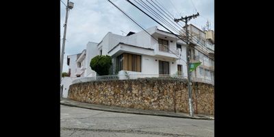 Se Vende Casa Esquinera de 500 m2. Esta propiedad se encuentra en uno de los sectores más exclusivos de la ciudad y ofrece una excelente distribución, además de una gran cantidad de comodidades que garantizan el máximo confort. La casa cuenta con 7 amplias habitaciones, 3 elegantes salas, 8 baños modernos, y un garaje con capacidad para 3 vehículos, equipado con puerta electrónica. Disfrutará de una hermosa terraza con vistas espectaculares y balcones que brindan mayor luminosidad y ventilación. Además, la propiedad cuenta con una zona húmeda con jacuzzi, perfecta para momentos de relajación, y una espaciosa zona de lavandería. Actualmente, la propiedad se encuentra en funcionamiento como alojamiento turístico a través de la plataforma Airbnb, lo que la convierte en una excelente opción para inversión. Se vende con o sin amoblar, adaptándose a las necesidades y preferencias del comprador. ID-ERGUZ 

