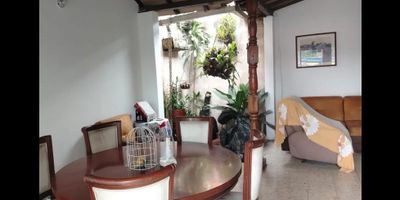VENTA CASA AL SUR ORIENTE DE CALI, CIUDAD CORDOBA. Area 242m2 aprox, de facil acceso, sobre av ciudad de cali, esquinera de dos plantas, Piso 2. area 121m2, habitacion 3 ppal con baño, 1 baño social, sala comedor, cocina sencilla, patio de ropa, balcon. piso 1. locales 4, cada uno con un area de 35m2, con baño, garaje paqueño, cercano a transporte publico, colegios, super mercado. VALOR VENTA $360.000.000 negociable. ID-ERGUZ 
