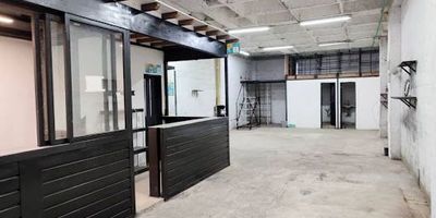 BodeLocal en arriendo cerca del sector La Galería de Rionegro, a media cuadra del Hospital San Juan de Dios, en el sector se encuentran restaurantes, ferreterías, talleres mecánicos y comercio en general. Cuenta con 126mt2 con puerta cortina de acceso de 4mt de alto aprox, en el interior tiene una estructura en metal que funciona como counter de atención y servicio, en la parte posterior tiene 1 baño, 1 cocineta y un mezzanine para almacenamiento. Canon $6.000.000