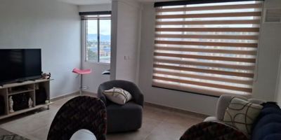 Se vende propiedad en el Conjunto Residencial Altos de Fontibón, ubicado en el barrio Puente Grande en Bogotá D.C. El inmueble se encuentra en buen estado y cuenta con una superficie total de 40 metros cuadrados, distribuidos en 2 habitaciones y 1 baño. Entre los servicios disponibles se destacan la sala, el fácil acceso, la cercanía a escuelas, zonas verdes y la posibilidad de tener mascotas. Tiene un costo de expensas mensuales de $130,000. Ideal para quienes buscan un espacio acogedor y bien ubicado en la ciudad. DFC-876
