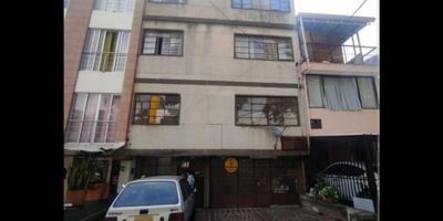 VENTA DE EDIFICIO EN EL BARRIO EL TEMPLETE AL SUR DE LA CIUDAD DE CALI. 4 pisos. área 85.6m2, NIVEL1: garaje, aparta-estudio de dos ambiente, área 42.77m2, cocina sencilla, 1 baño, zona de oficio. NIVEL 2,3,4 cada uno con: 2 cuartos, 1 baño, cocina sencilla, zona de oficio con un area de 65.25, buena ubicación, de fácil acceso, ubicado en el epicentro de la salud. ID-ERGUZ 
