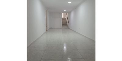 Amplio local comercial en arriendo en Villavicencio, con un área total de 400 m² distribuidos en tres niveles. Cuenta con 5 oficinas privadas, 3 salones amplios (uno en cada planta), y 5 baños, lo que lo convierte en una opción ideal para empresas, instituciones educativas, centros médicos u organizaciones que requieran espacios funcionales y versátiles. Ubicado en una zona estratégica de la ciudad, con excelente accesibilidad y visibilidad comercial.
