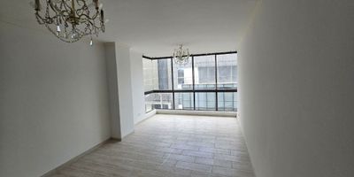 Apartamento en Arriendo – Sector Nogales, Norte de Armenia

Se ofrece en arriendo amplio y funcional apartamento ubicado en el sector de Nogales, al norte de Armenia, reconocido por su tranquilidad, desarrollo urbano y excelente conectividad vial. El inmueble se encuentra en una zona estratégica con fácil acceso a principales vías, transporte público, centros comerciales y servicios esenciales.

El apartamento presenta una distribución eficiente y moderna, compuesto por:

3 habitaciones, dos de ellas con baño privado, lo que brinda mayor privacidad y confort.

3 baños en total, con acabados contemporáneos.

Cocina integral con mobiliario funcional y óptima ventilación.

Zona de ropas independiente, ideal para labores domésticas.

Parqueadero privado, cubierto y de fácil acceso.

El inmueble es ideal para familias que buscan comodidad, ubicación estratégica y espacios bien diseñados dentro de un entorno urbano consolidado.

Oportunidad ideal para vivir con calidad y accesibilidad en uno de los sectores más cotizados del norte de Armenia.