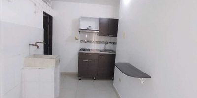 ¿Buscas un apartamento acogedor, funcional y con excelente ubicación en Medellín? Este inmueble en el sector La Milagrosa es perfecto para quienes desean un espacio práctico, bien distribuido y con la tranquilidad de un entorno residencial cerca de todo.

Con un área de 25 m², este apartamento cuenta con una habitación amplia equipada con dos closets, ofreciendo una excelente capacidad de almacenamiento. Dispone de un baño en buen estado y una cocina integral moderna, funcional y lista para su uso diario. Además, cuenta con una zona de ropas independiente, que brinda comodidad y ventilación natural.

El piso en cerámica aporta frescura y fácil mantenimiento, mientras que la buena iluminación natural genera un ambiente cálido y agradable. Aunque no cuenta con red de gas, portería ni ascensor, su entorno tranquilo, su bajo costo de mantenimiento y su ubicación estratégica lo convierten en una excelente opción para quienes buscan independencia y comodidad en un mismo lugar.

Ubicado en estrato 3, este apartamento se encuentra cerca del Colegio Eucarístico y de la Parroquia de La Milagrosa, en una zona segura y con excelente acceso a transporte público, tiendas de barrio, supermercados y rutas que conectan fácilmente con el centro y otros sectores de la ciudad.

Un espacio cómodo, funcional y con una ubicación ideal para quienes buscan practicidad y buena calidad de vida.
? Código del inmueble: (C2444)
