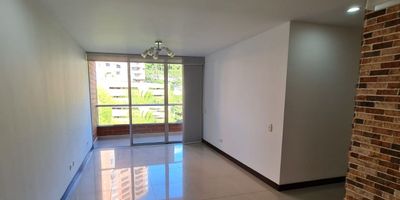Apartamento en arriendo en unidad cerrada, con una ubicacion estrategica con facil acceso y salida desde vias principales, entorno residencial, tranquilo, con conexion a rutas de transporte publico y multiples servicios complementarios del sector.  Cuenta con piso en madera, sala comedor, estudio, 3 alcobas con vestier y baño en la principal, baño social, cocina integral abierta tipo americano, zona de ropas, balcon y parqueaderos lineales cubiertos . Conjunto cerrado con ascensor y zonas sociales que incluyen piscina, gimnasio, salon social, parques infantiles, placa polideportiva, zonas verdes, vigilancia y porteria 24 horas y circuito cerrado de tv.   Inmuebles sujetos a verificación de disponibilidad