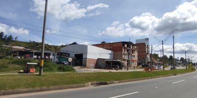 Se arrienda local bodega en marinilla, Se arrienda amplia bodega industrial/comercial de 600 m, ubicada estrategicamente sobre la Autopista MedellinBogota, en jurisdiccion de Marinilla, una zona con excelente proyeccion industrial y logistica. acceso directo desde la autopista, alto flujo vehicular y facil conexion con Medellin, Rionegro y el aeropuerto JMC, centros logisticos, talleres, empresas de distribucion, manufactura liviana, almacenamiento, entre otros, Oportunidad para ubicar tu empresa en uno de los corredores logisticos mas importantes del oriente antioqueno, tambien se puede arrendar parcial, mas informacion comunicate con nosotros con gusto le atenderemos.