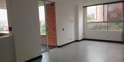 Apartamento en arriendo en unidad cerrada, ubicada en un sector residencial, con fácil acceso y salida a vías principales, conexión a rutas de transporte público y gran oferta de servicios complementarios como supermercados, centros comerciales, estaciones de servicio, restaurantes, servicios educativos y culturales. Cuenta con piso en porcelanato, sala comedor, estar de tv, 2 alcobas con vestier y baño en la principal, baño social, cocina integral abierta tipo americano, zona de ropas, balcón y parqueadero independiente cubierto  El conjunto cuenta con ascensor, parques infantiles, zonas verdes,  vigilancia y portería 24 horas y circuito cerrado de tv.  Inmuebles sujetos a verificación de disponibilidad