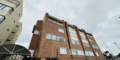 Vendo Apartamento en Mandaly, quinto piso, ultimo piso, vista exterior, amplisimo, iluminado. Excelente estado. Sala comedor, cocina integral, gas natural, horno, extractor, zona de lavanderia en la misma area. Estudio. 2 baños externos. 3 alcobas amplias con closet. Pisos en madera laminada. Techos en madera. Se vende con garaje cubierto para 1 vehiculo. Vigilancia 24H. Salon Comunal. Parque infantil. Sobre AV Americas. Cerca a AV Boyaca. Frente estacíon de transmilenio Mandalay. 