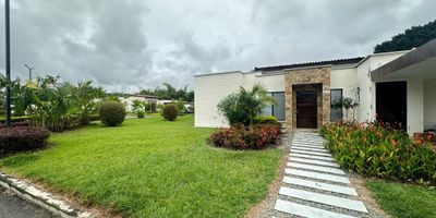 Encanto campestre a minutos de la ciudad ¡Tu hogar ideal en Armenia!
A tan solo 500 metros del roundpoint de Laureles y del exclusivo Club Campestre de Armenia, se encuentra esta hermosa casa de campo que combina lo mejor del estilo de vida campestre con la comodidad de estar cerca de todo, ubicada en un lote de 770 m², con 227 m² construidos, esta propiedad ofrece amplios espacios y un diseño funcional que invita al descanso y la tranquilidad. Cuenta con:
- 3 habitaciones, cada una con su baño privado
- Estudio ideal 
- Cuarto y baño de servicio
- Moderna cocina abierta
- Espacioso jardín con jacuzzi, rodeado de naturaleza
Una casa pensada para disfrutar, relajarse y vivir con estilo en uno de los sectores más valorizados de Armenia.