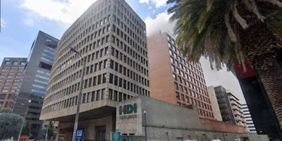 Arriendo oficina amoblada en el sector de Quinta Camacho, cr 7 con 72 sector corporativo pisos 10 y 11 dúplex totalmente equipadas con mobiliario moderno 5 Parqueaderos.Piso 10 1 oficina gerencial con baño privado, sala de juntas, recepción, 8 puestos de trabajo 5 oficinas privadas y dos baño adicionales,Piso 11 36 36 puestos de trabajo, sala de juntas equipada 16 puestos, archivo, dos baños, una cocina integral con área de comedor , dos zonas de almacenamiento, dentro de los 36 puestos se encuentran 4 oficinas privadas y una pequeño espacio de reuniones de 6 puestos