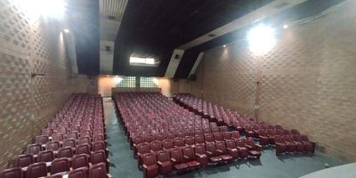 Alberto Alvarez ofrece en arriendo Inmueble comercial unico, de 3 pisos, con un teatro completamente acondicionado y amplias areas de oficinas, perfecto para potenciar tus proyectos.
Area total:614 m. Ubicacion estrategica: Cerca del Centro Comercial Villanueva, con multiples vias de acceso, facilidad en rutas de transporte publico y a pocos minutos del comercio del centro de Medellin. Este espacio esta disenado para eventos tipo stand-up, foros, eventos empresariales y mucho mas.
No dejes pasar esta oportunidad de llevar tus ideas al siguiente nivel, Agenda tu cita con nosotros y conoce este increible inmueble