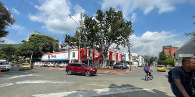 Oficinas ubicadas exclusivo sector comercial ,excelentes vías de acceso , estación del MIO Versalles, cerca centro comercial pasarela .  En un segundo piso acceso por escaleras, parqueaderos comunitarios ,  se entrega con  3 aires acondicionados , un area aproximada de 150 m2 distribuidos en un excelente salón abierto , ventanales que permiten gran iluminación y ventilación ,ancho  corredor , 3 generosos espacios para oficinas en los cuales se pueden colocar varios puestos de trabajo , cocineta,  2 baños , deposito . Agenda tu cita te esperamos .