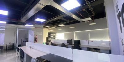 Oficina en arriendo en edificio empresarial, ubicado en vía principal, con fácil acceso a rutas de transporte público, cerca a centros comerciales, restaurantes, hoteles, almacenes de cadena y gran variedad de servicios complementarios del sector. Cuenta con piso en porcelanato, 2 espacios, baño privado, cocineta, cableado de red, techo cielo raso, divisiones en vidrio, aire acondicionado central y parqueaderos cubiertos. El edificio cuenta con ascensor, baños comunales, auditorio, bahía de parqueo, parking visitantes con costo, planta eléctrica, vigilancia y portería 24 horas, citofonia y circuito cerrado de tv.Inmuebles sujetos a verificación de disponibilidad
