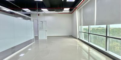 Todo negocio es su propia marca, y necesita proyectar solidez y calidad. 

El mejor sitio para hacerlo son sus oficinas. Sean cuales sean los servicios profesionales ofrecidos en su portafolio, el primer activo son siempre los clientes. 

Esta OFICINA EN ARRIENDO con un área de 121 M2 es la mejor opción para tu negocio,  cada espacio está muy bien aprovechado.

Ubicada en el centro empresarial más exclusivo y mejor ubicado de la ciudad, Buenavista Empresarial cuenta con una plazoleta central para restaurantes y actividades sociales, un auditorio con capacidad para 230 personas, 14 locales comerciales, y 678 espacios de parqueo, son dos torres de 18 y 19 pisos

Su fachada flotante y ventanales en forma de trapecio, le otorgan una imagen actual y vanguardista, además de una estética llamativa, atractiva y poco convencional.