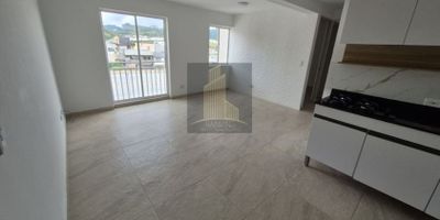 2 habitaciones con closet   
- ⁠1 Baño  
- ⁠Cocina 
-Área de ropas 
- Sala - comedor 
- ⁠Parqueadero ️ 
- ⁠Estudio   
- ⁠Balcón