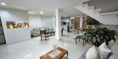 PRIMER PISO
- Amplia sala
-Comedor
-Garaje️
-Antejardin
-Cocina integral
- Baño social  

SEGUNDO PISO
-4 habitaciones amplias (una con baño privado)
-Estudio 
-Baño auxiliar

TERCER PISO
-Habitación principal con vestier
-Baño privado
-Área de ropas
-Terraza