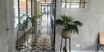 Se Vende Este moderno y funcional apartaestudio se encuentra ubicado en una de las zonas más atractivas de Cali, con una ubicación privilegiada en el barrio la Flora, este inmueble cuenta con un área de 37 M2, un espacio perfecto para quienes buscan comodidad y practicidad en un ambiente particular. Este Inmueble ofrece un espacio bien aprovechado, Con una Habitacion bien iluminada, este apartaestudio ofrece también un Sala comedor con Balcon, baño completo, zona de Oficios y Cocina Integral. Parqueadero Comunitario. Otro beneficio de este apartaestudio es que se encuentra en una urbanización cerrada y segura, con Gimnasio, Terraza, sala de negocios, salon de Juegos y coworking. Se convierte en una opción ideal para aquellos que buscan un estilo de vida urbano y sofisticado. ¡No pierdas la oportunidad de hacer de este apartaestudio tu nuevo hogar! Contactame! 3205791334.