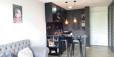 ¡Apartamento en conjunto cerrado con excelentes zonas sociales!
Disponible para venta, este apartamento está ubicado en un segundo piso con ascensor, lo que lo hace cómodo y accesible. 
Cuenta con sala-comedor, cocina semi integral, zona de ropas, Baño social y de habitaciones, tres habitaciones siendo la principal más amplia, ideal para mayor comodidad y privacidad.
El conjunto ofrece completas áreas sociales que incluyen piscina, turco, zonas verdes y espacios para el disfrute familiar.
 El parqueadero es comunal. 
Una excelente opción para quienes buscan vivir en un entorno seguro, tranquilo y bien equipado. 
También se vende amoblado. Agente José Luis Tamayo Zuluaga 