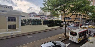 Te presentamos esta oficina completamente amoblada, ubicada en el edificio Ardila Garcia frente al club del comercio por la calle 36, un lugar estratégico de la ciudad gracias a su alto flujo peatonal y vehicular, lo que garantizará que tu negocio sea todo un éxito.
No esperes más y anímate a encontrar con nosotros tu lugar ideal. Contáctanos y déjanos tener el privilegio de atenderte.