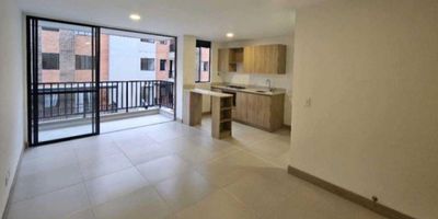En el corazón del hermoso municipio de La Ceja, encontramos este apartamento disponible para la venta.

Este inmueble ofrece una excelente oportunidad para quienes buscan invertir en bienes raíces. Con un área total de 61.47 M2, este apartamento cuenta con una distribución interna y externa pensada para el confort y la comodidad de sus habitantes.

Al ingresar a la propiedad, nos recibe un amplio y luminoso espacio diseñado para ser utilizado como sala y comedor, con salida a un balcón privado que permite disfrutar del aire puro y la tranquilidad de la zona. Desde aquí, se tiene acceso a una moderna cocina integral, con una barra estilo americano que crea un ambiente ideal para compartir en familia o con amigos. Además, el apartamento cuenta con dos amplias alcobas, ambas con sus respectivos armarios empotrados, y dos baños completos que brindan toda la privacidad necesaria para cada habitante.

Este apartamento cuenta con todas las comodidades necesarias para una vida moderna y en armonía con el medio ambiente. Con una excelente distribución de espacios, los residentes podrán aprovechar al máximo sus 61.47 M2 de área privada, con pisos de cerámica  y un diseño funcional que brinda una sensación de amplitud y luminosidad en cada rincón.

Además de sus características internas, este apartamento ofrece múltiples beneficios en su entorno. En el exterior, se encuentra ubicado en una unidad  cerrada con acceso pavimentado, lo que garantiza mayor seguridad y tranquilidad para los residentes. Además, cuenta con una amplia Área social y una zona infantil, perfecta para la diversión de los más pequeños de la familia. Para los residentes es un privilegio tener parques cercanos, así como la comodidad de tener centros comerciales, colegios y universidades a pocos minutos de distancia. También cuenta con parqueadero para visitantes y buena conectividad con el transporte público.

En resumen, este apartamento en venta en La Ceja se presenta como un
