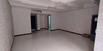 Oficina de 40 m estrategicamente ubicada sobre avenida principal, a pocos metros de la estacion Ayura del metro, lo que garantiza facil acceso para empleados y clientes. Espacio iluminado, con excelente ventilacion natural y distribucion eficiente, ideal para equipos pequenos o profesionales independientes. Cercania a bancos, restaurantes, centros comerciales y servicios complementarios. Zona de alto flujo vehicular y peatonal, perfecta para potenciar la visibilidad de tu negocio. Seguridad permanente, buena conectividad y posibilidad de adecuacion segun necesidad. CANON $ 2.800.000 MAS IVA Y ADMINISTRACION INCLUIDA EN EL CANON  