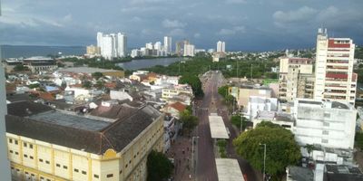 Oficina en arriendo con un área de  68m2. El inmueble está dotado con 2 aires acondicionados tipo minisplit, una división en vidrio templado, puerta blindada, semi amoblada, con dos salones, un baño y tres ventanas. Esta oficina en arriendo en el barrio Centro de Cartagena es una opción ideal para empresas y profesionales que buscan establecerse en una ubicación estratégica y con alto flujo de personas. Este barrio es conocido por su actividad comercial y su cercanía a importantes puntos de interés, lo que lo convierte en un lugar atractivo para negocios. LA oficina cuenta con espacios amplios y bien iluminados, que pueden incluir áreas de trabajo abiertas, salas de reuniones y oficinas privadas. Los acabados son modernos y funcionales, adaptándose a las necesidades de diferentes tipos de empresas. Además, esta oficina en el centro disponen de servicios como aire acondicionado, internet de alta velocidad y acceso a instalaciones compartidas. La ubicación en el Centro de Cartagena ofrece ventajas significativas, como la cercanía a bancos, restaurantes, tiendas y transporte público, lo que facilita el acceso tanto para empleados como para clientes. Además, el ambiente vibrante del centro histórico puede ser un atractivo adicional para quienes buscan un espacio dinámico y lleno de vida.Qué esperas para agendar cita!.