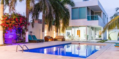 Casa ideal para comercio en Manzanillo del Mar, Cartagena, con 5 habitaciones, 5 baños, piscina y acabados modernos, ubicada a pocos pasos de la playa y en una zona de alta valorización. Perfecta para hostal, hotel boutique u otro tipo de negocio turístico, gracias a su excelente ubicación: a solo minutos del aeropuerto y del centro histórico de Cartagena, y a 5 minutos del centro comercial Las Ramblas y del hospital Serena del Mar.