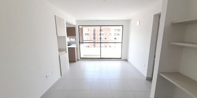 Apartamento ubicado cerca a Parque Fabricato, con todos los servicios de la zona a mano. En unidad familiar con completas zonas comunes, piscina, juegos infantiles, salón para reuniones, gimnasio, turco, amplias terrazas para caminar y disfrutar del paisaje. 2 alcobas familiares, cocina integral, salón comedor, 2 baños completos, parqueadero. Especial para inversionistas, tiene contrato de arriendo hasta diciembre de 2026.