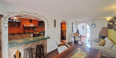 Casa en venta en Cedritos, Usaquén.

Vive en una de las zonas más tranquilas y valorizadas del norte de Bogotá, con excelente ubicación cerca de Carulla 140, el Centro Comercial Palatino y Farmatodo. De fácil acceso por la Calle 140, Av. Cra. 9 y Av. Cra. 7.

Casa de 131 m² con 3 habitaciones, 3 baños remodelados, estudio, sala comedor con chimenea, vestier, closets, cocina integral con red de gas natural, calentador a gas, zona de ropas y patio. El piso es en mármol y cuenta con iluminación natural en todos los espacios. Parqueadero independiente descubierto.

Ubicada en conjunto residencial con portería 12 horas. Ideal para familias que buscan confort y cercanía a servicios.

Una oportunidad única de inversión en Cedritos. ¡Contáctanos!