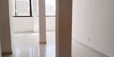 Apto de 84 m2, consta de sala, comedor, cocina tradicional, zona de labores, dos alcobas, dos baños, amplios espacios. Edificio con ascensor y parqueadero cubierto.