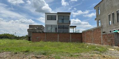 Lote espectacular tipo americano, fachada unificada, se puede construir dos pisos y el tercero se puede construir en un 70%.