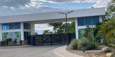 Se vende Lote de  475.8m2  esquinero ubicado en la zona verde en Condominio campestre MiraLagos, vía Santa Clara Neiva, Palermo Huila es estrato 3 veredal 

MIRALAGOS, un paraíso donde mereces vivir
Gracias a sus 4 lagos, su bosque nativo rodeado por un sendero ecológico, excelente infraestructura deportiva y recreacional.
Un verdadero y exclusivo Club House del cual no querrás salir.