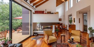 Presentamos esta preciosa casa en Casa de Campo (vía La Calera - Sopó) como INVERSIÓN.
3700m2 de lote, 510m2 de construcción y amplias terrazas para aprovechar la magnífica vista que ofrece está propiedad. Diseñada para que la luz sea protagonista y los espacios ofrezcan amplitud; esta es una casa ideal para una familia que quiera vivir en confort y cerca de la naturaleza, con el fresco aire que viene filtrado por las montañas del páramo andino. Usted podrá disfrutar además, de las amenidades propias de un conjunto de esta categoría, donde el esparcimiento y la seguridad están garantizados. Cabe recordar también que esta propiedad está cerca de los mejores colegios; para que sus hijos accedan a la mejor educación sin largos trayectos y así compartir en familia sea la prioridad. El conjunto queda sobre la vía, así que olvídese de caminos difíciles o trochas intransitables, viva en el campo con toda la comodidad de la ciudad en una casa de lujo total
PIDA SU CITA YA