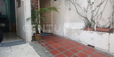 ¡Gran oportunidad de inversión! Se vende amplia casa de 3 pisos ideal para uso mixto: residencial y comercial.
En el primer piso encontrarás una excelente distribución para consultorio o negocio: recepción, sala de espera, consultorio, dos alcobas, baño y patio.
El segundo piso cuenta con un acogedor jardín interior, dos alcobas, baño, patio y un funcional aparta estudió con cocina y baño independiente, perfecto para renta o visitas.
En el tercer piso, disfruta de un apartamento completo con cocina, cuarto de despensa, patio de ropas, baño, dos alcobas (una con terraza) y una gran terraza ideal para disfrutar del aire libre.
Además, garaje para carro y motos. Ubicada en zona estratégica, esta propiedad es perfecta para quienes buscan vivir, trabajar y rentar en un solo lugar.