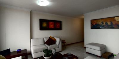 Apartamento en venta en Pinares en unidad cerrada, cerca a rutas de transporte público, restaurantes y servicios complementarios de la zona. Cuenta con salacomedor, estudio, pisos en cerámica, tres habitaciones con closet, dos baños, cocina integral en mesón de granito, estufa, calentador a gas, área de servicios y zona de ropas. La unidad posee de un parqueadero cubierto, ascensor y salón comunal. Además cuenta con circuito cerrado de tv, portería y vigilancia las 24 horas. Inmueble sujeto a verificación de disponibilidad. Venta Pinares Pereira