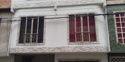 Una casa, tres niveles de posibilidades, Vive, invierte y proyecta tu futuro en el corazón del barrio Primavera  ¿Buscas un hogar amplio para tu familia? ¿O estás pensando en una inversión que te genere ingresos mensuales? Esta casa de 3 niveles es la respuesta a ambos sueños. Ubicación estratégica a pocos pasos de Olímpica, Super Inter y muy cerca de la Av. Simón Bolívar. Todo lo que necesitas, a solo minutos de distancia. Comienza con una bienvenida especial: Un antejardín que no solo embellece la fachada, sino que te ofrece un espacio adicional para relajarte o personalizar a tu estilo. Distribución versátil, ideal para vivir o alquilar por pisos:
1er y 2o. piso: Cómoda sala-comedor, Cocina sencilla y funcional, Tres habitaciones, baño completo, Zona de oficios con lavadero. 3er piso: Espaciosa sala-comedor, Dos alcobas, Dos baños, Cocina sencilla, Zona de oficios, Terraza privada, perfecta para tus momentos de desconexión .Cada nivel cuenta con acceso independiente, ideal para generar renta mensual por separado o para familias que valoran su propio espacio dentro del mismo hogar. Beneficios que conectan con lo que más valoras: Libertad. Seguridad emocional: Rentabilidad: alto potencial de ingresos pasivos Comodidad: cerca de transporte, comercio y servicios. Haz una inversión con propósito Esta propiedad no solo representa metros cuadrados: es una decisión inteligente que conecta con tu tranquilidad, tu visión de futuro y tu estabilidad financiera.
Contáctanos ahora.