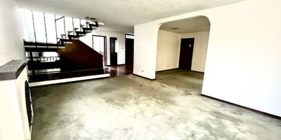 MAS 2 TERRAZAS, Excelente conjunto cerrado, cinco alcobas o cuatro y estudio, estar de TV, terraza cubierta y terraza descubierta, sala y comedor independiente, zona de BAR, amplios espacios, cuarto y baño de servicio, cocina cerrada, amplio patio de ropas, dos parqueaderos independientes, vigilancia veinticuatro horas. Excelentes vías de acceso.
