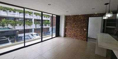 Excelente oportunidad de inversión en una de las zonas más exclusivas y tranquilas de El Retiro, Antioquia. Este hermoso apartamento, ubicado en una urbanización cerrada, cuenta con una ubicación privilegiada cercana a colegios, universidades y zonas comerciales, ideal para aquellos que buscan un estilo de vida tranquilo y agradable.

Con una superficie de 78 M2, este moderno apartamento ofrece un diseño funcional y espacios amplios, con una distribución óptima que maximiza la comodidad. Cuenta con 3 habitaciones, perfectas para una familia o para aquellos que desean tener una habitación adicional para usar como estudio o sala de estar, y 2 baños, uno de ellos ubicado en la habitación principal para mayor privacidad.

La propiedad cuenta con características internas de alta calidad, como armarios empotrados en todas las habitaciones y una cocina equipada con una moderna barra estilo americano, perfecta para compartir momentos con amigos y familiares. Además, tiene un balcón que ofrece una hermosa vista al exterior y permite una buena entrada de luz natural, ideal para relajarse y disfrutar de una buena taza de café.

Este apartamento también ofrece comodidades adicionales como agua caliente gracias a su sistema de calentador, doble ventana para un mejor aislamiento, y un espacioso depósito para almacenar cualquier tipo de objeto. Además, cuenta con sistema de gas domiciliario y suelos de cerámica / mármol, que le dan un toque elegante y moderno al espacio.

Las características externas también hacen de esta propiedad una excelente opción de inversión. Cuenta con acceso pavimentado hasta la puerta, ascensor para mayor comodidad, un garaje y una plaza de aparcamiento para visitantes, y un servicio de portería / recepción que garantiza la seguridad y la tranquilidad de sus residentes. También está ubicado sobre una vía principal, lo que permite un fácil acceso al transporte público.

Por último, pero no menos importante, este apartamento