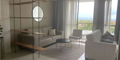 En  Venta aparta estudio en Cerritos MallHermoso y moderno apartaestudio de 62 m² ubicado en una de las zonas más exclusivas y de mayor valorización de la ciudad de Pereira, Cerritos. Excelente oportunidad de inversión ya que  ofrece la posibilidad de arriendo en rentas cortas, AIRBNB pues cuenta cn su propio operador y queda cerca a de los principales atractivos turísticos de laCiudad como el parque Ukumari  y de las más nuevas y modernas clínicas clínicas de la ciudad lo que lo convierte en un punto ideal para el turismo de bienestar. Con un área construida de 64 m²,este inmueble ofrece comodidad y amplitud en cada uno de sus espacios. Tiene una hermosa vista hacia el el Cañón de cerritos. En el piso 11 posee una terraza como zona social cn Jacuzzi, sauna, turco y BBQ.

Cuenta con una hermosa alcoba y dos baños completos, ideales para poder descansar y relajarse después de un largo día de trabajo. Además, este apartaestudio está diseñado pensando en la comodidad de tus mascotas, ya que admite su ingreso y disfrute del lugar. La vista panorámica desde el balcón, te permitirá disfrutar de la belleza de la ciudad en todo momento.

Totalmente amoblado y equipado con cocina integral y barra estilo americano, este inmueble es perfecto para personas que buscan un espacio moderno y funcional. Cuenta con armarios empotrados y clósets espaciosos, que te permitirán mantener todo en orden y en su lugar. Además, suelos de cerámica le dan un toque de elegancia y sofisticación a cada ambiente.

Entre sus características internas también destacan su sistema de aire acondicionado para mantener una temperatura agradable, calentador de agua y acceso a internet. Disfruta de un momento de relajación en el jacuzzi o en la sauna, y si necesitas más espacio, puedes usar la biblioteca/estudio o la sala de usos múltiples que ofrece el edificio.

En cuanto a sus características externas, este apartaestudio está ubicado en una urbanización cerrada, con ac