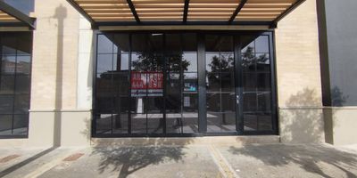 Se arrienda local comercial en Rionegro, Local comercial para estrenar en exclusivo centro comercial de Rionegro!
Se ofrece en arriendo moderno local comercial de 70 m, ubicado en un centro comercial de alto trafico en el sector Galeria Rionegro, una de las zonas con mayor crecimiento y proyeccion del Oriente antioqueno. Doble altura, ideal para crear un mezanine, bodega o zona de oficina privada, Acabados en obra gris para que puedas personalizarlo segun las necesidades de tu negocio, Fachada en vidrio de piso a techo, con excelente visibilidad desde el interior del centro comercial, mas informacion comunicate con nosotros con gusto le tenderemos.