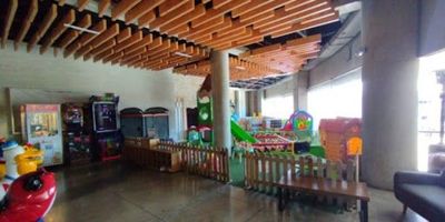 Local en arriendo, con 247 metros cuadrados, baño, energía trifásica, ubicado en centro comercial, zona de alto flujo vehicular y peatonal, ideal para que tu negocio y marca se posicionen. Te animas a conocerlo. En Umbral tenemos las mejores opciones para ti.